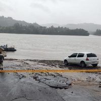 Carro cai no rio Uruguai durante travessia de balsa em Itapiranga