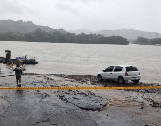 Carro cai no rio Uruguai durante travessia de balsa em Itapiranga