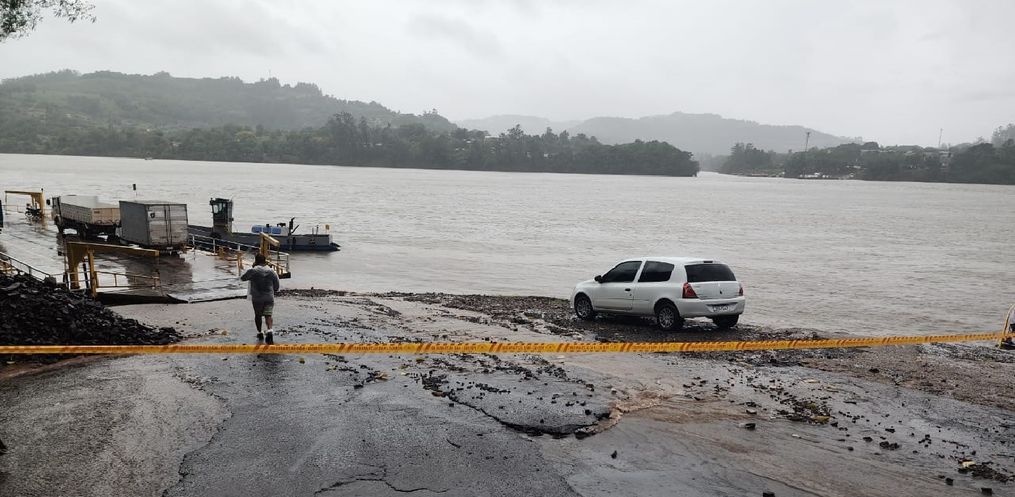 Carro cai no rio Uruguai durante travessia de balsa em Itapiranga