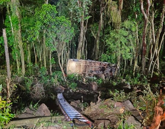 Van com integrantes da Banda Nave Som cai em ribanceira