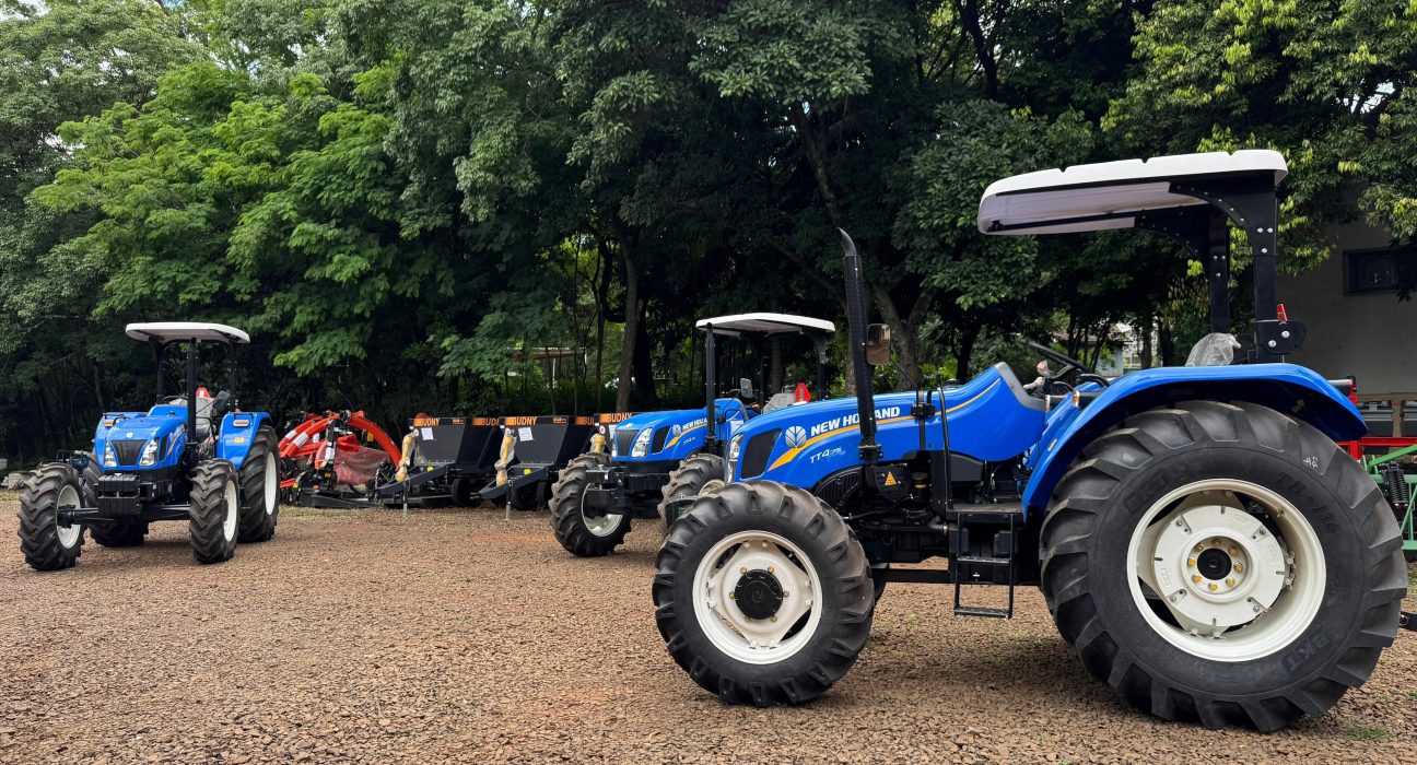 Ipuaçu e municípios do Oeste recebem novos equipamentos agrícolas do Estado