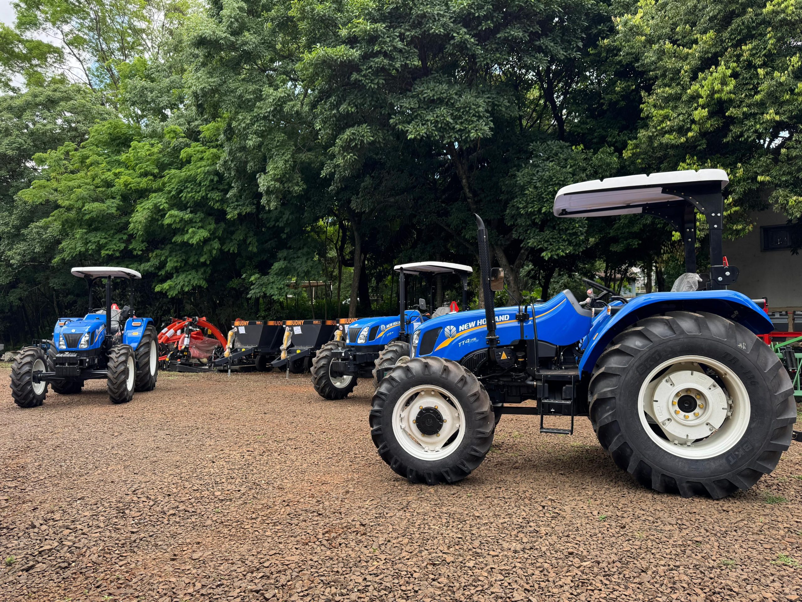 Ipuaçu e municípios do Oeste recebem novos equipamentos agrícolas do Estado