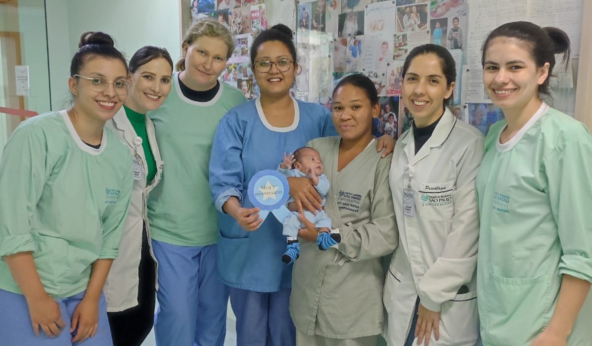 Arthur nasceu em 9 de agosto e, desde então, permanece sob cuidados intensivos oferecidos pela equipe médica, de enfermagem e multiprofissional do HRSP.