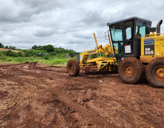 As equipes têm se mobilizado para realizar a limpeza das vias públicas e prestar apoio às famílias afetadas