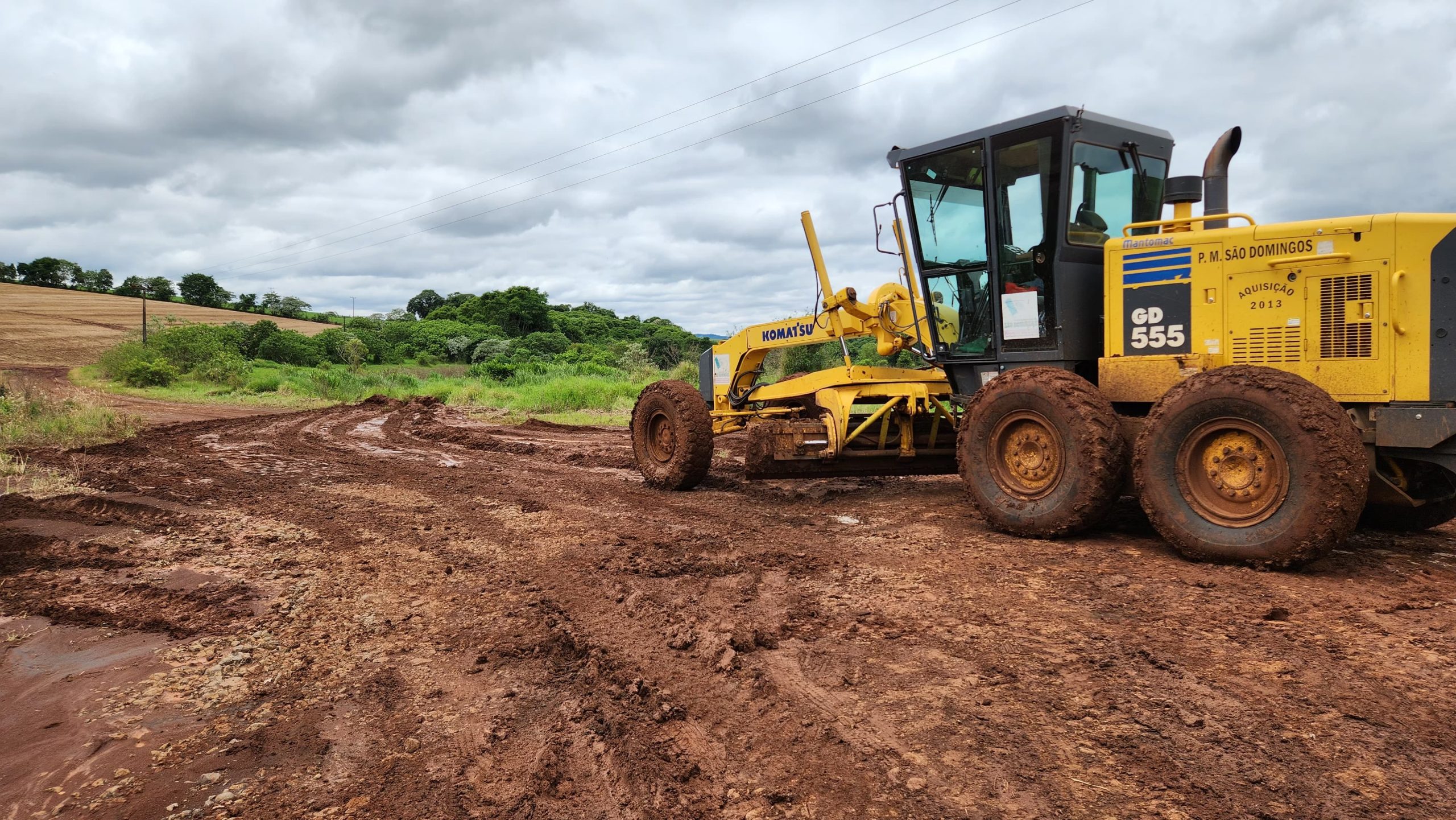 As equipes têm se mobilizado para realizar a limpeza das vias públicas e prestar apoio às famílias afetadas