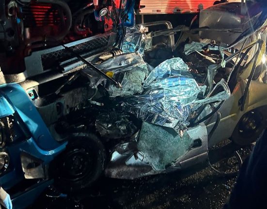 Colisão entre carro e carreta deixa três mortos na BR-116