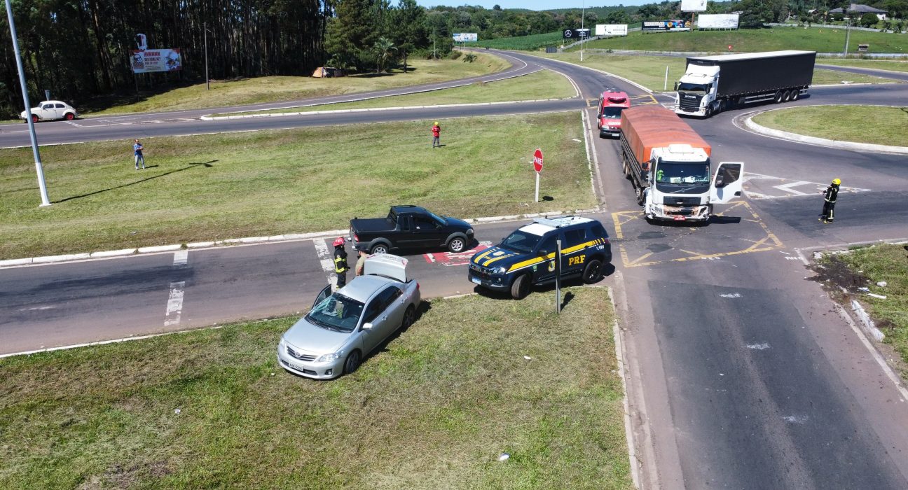 Idosa morre após colisão entre carro e caminhão na BR-282