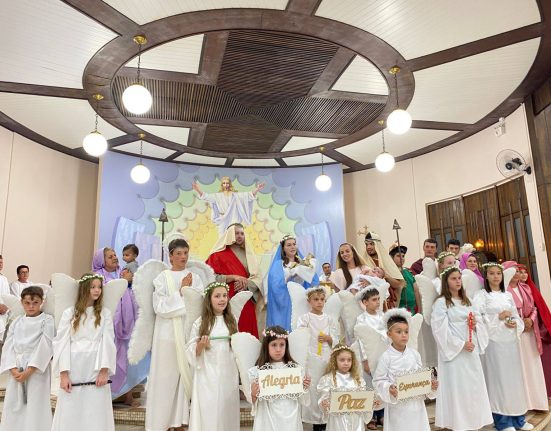 Fiéis celebram o Natal com encenação emocionante na Igreja Matriz