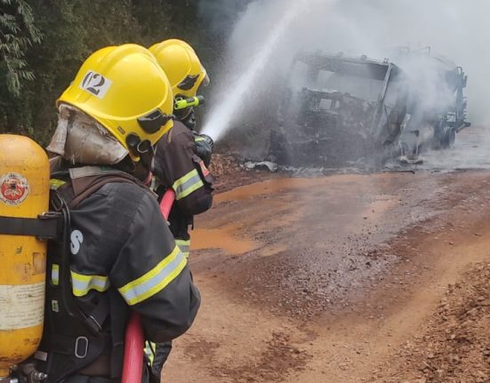 Incêndio em caminhão de asfalto mobiliza bombeiros em São Domingos