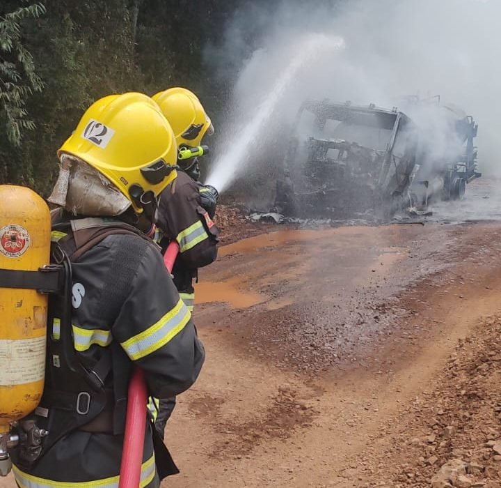 Incêndio em caminhão de asfalto mobiliza bombeiros em São Domingos