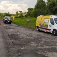 Carro funerário capota e corpo é arremessado no Paraná