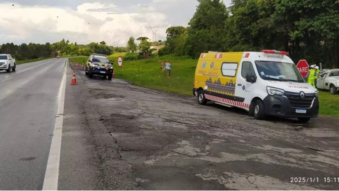 Carro funerário capota e corpo é arremessado no Paraná