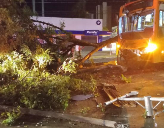 Colisão entre dois carros e ônibus mobiliza equipes de resgate em Chapecó