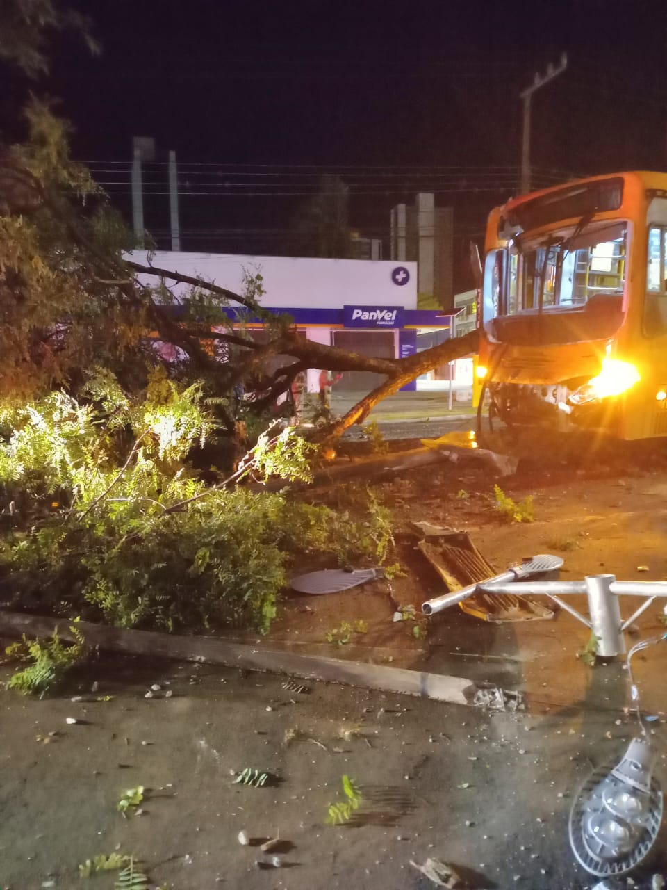 Colisão entre dois carros e ônibus mobiliza equipes de resgate em Chapecó