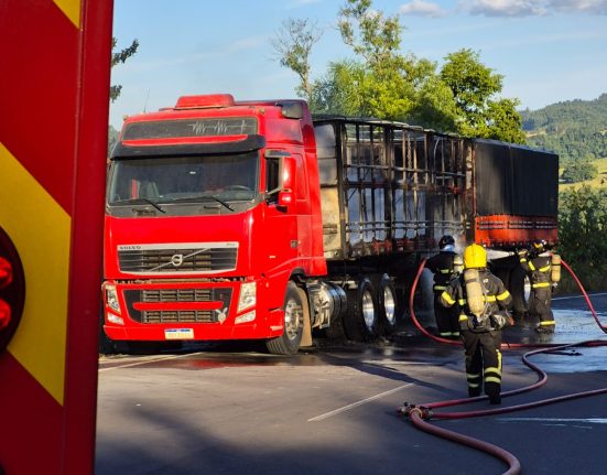 Incêndio em caminhão é combatido na BR-282 em Descanso