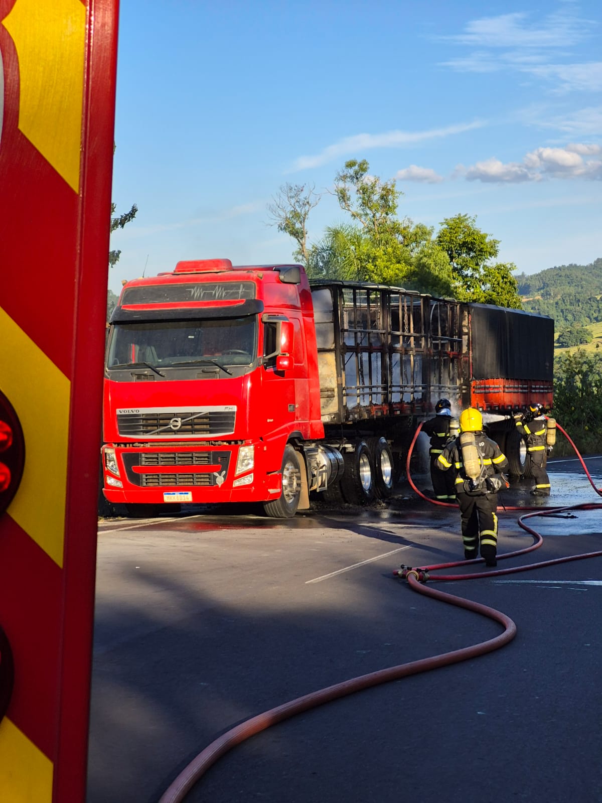 Incêndio em caminhão é combatido na BR-282 em Descanso