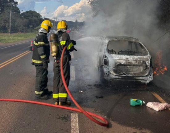 Incêndio em veículo mobiliza Corpo de Bombeiros