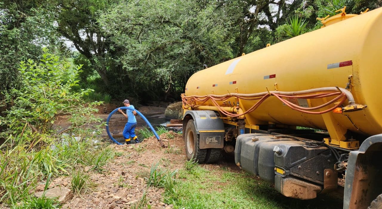 Agricultores de São Domingos recebem água para enfrentar estiagem