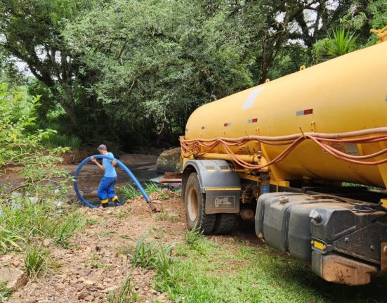 Agricultores de São Domingos recebem água para enfrentar estiagem