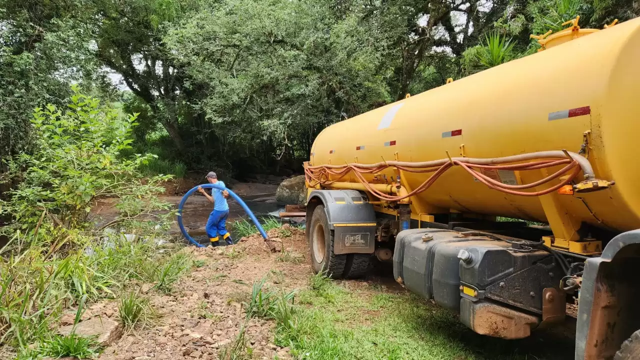 Agricultores de São Domingos recebem água para enfrentar estiagem