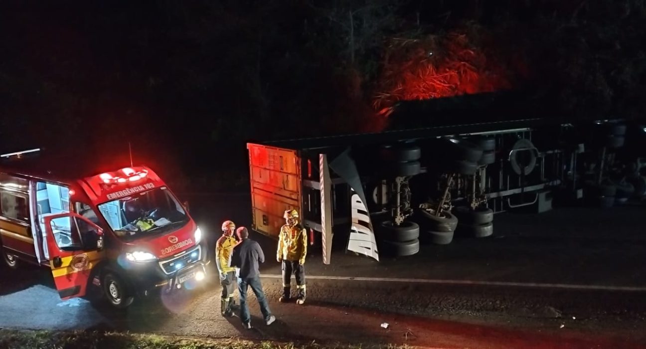 Tombamento de carreta deixa motorista ferido na BR-282