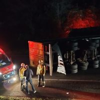 Tombamento de carreta deixa motorista ferido na BR-282