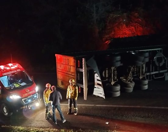 Tombamento de carreta deixa motorista ferido na BR-282