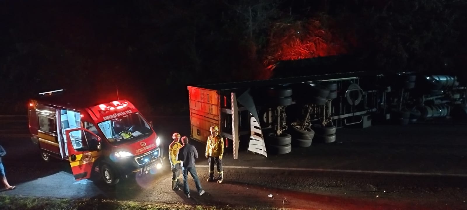 Tombamento de carreta deixa motorista ferido na BR-282