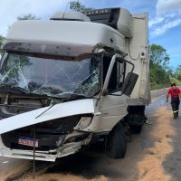 Caminhão colide em paredão na SC-155 e deixa dois feridos