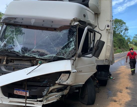 Caminhão colide em paredão na SC-155 e deixa dois feridos