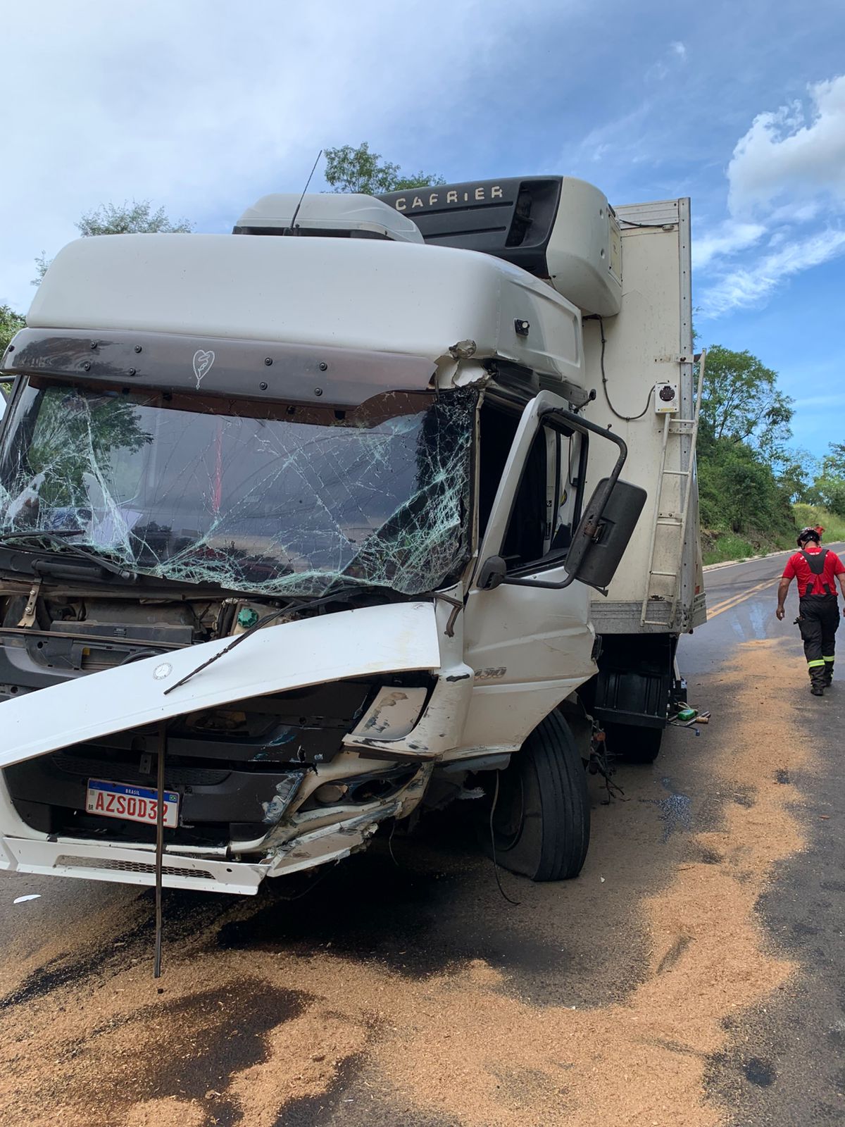 Caminhão colide em paredão na SC-155 e deixa dois feridos