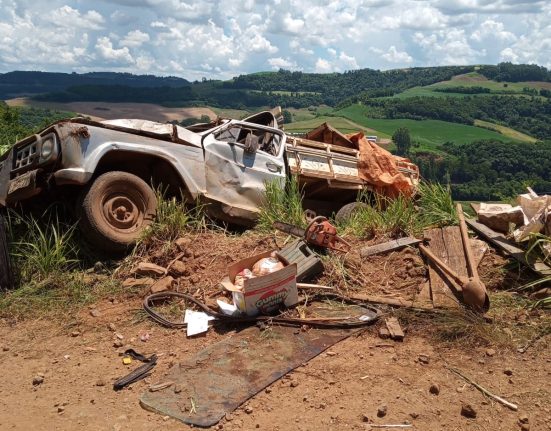 A vítima mais grave, uma mulher de 62 anos, foi ejetada do veículo e encontrada em uma ribanceira