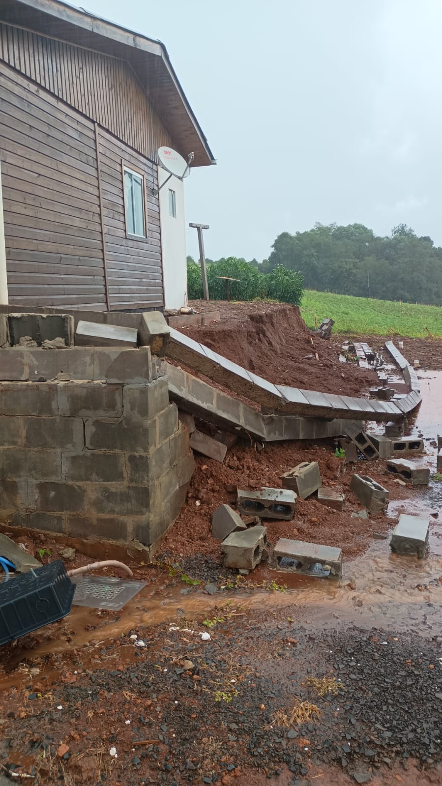 Chuvas e ventos fortes causam danos em cidades da região 🌧️💨