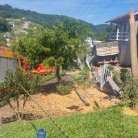 Caminhão colide com residência no centro de Quilombo