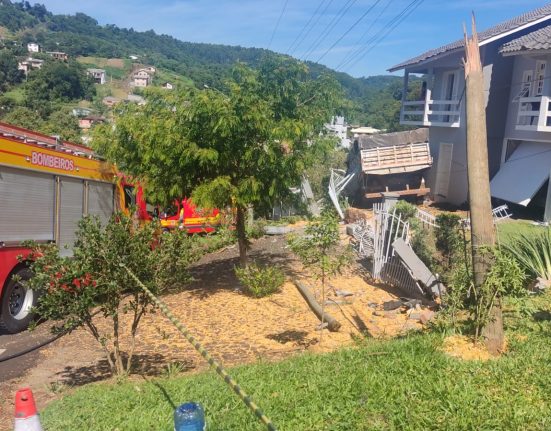 Caminhão colide com residência no centro de Quilombo