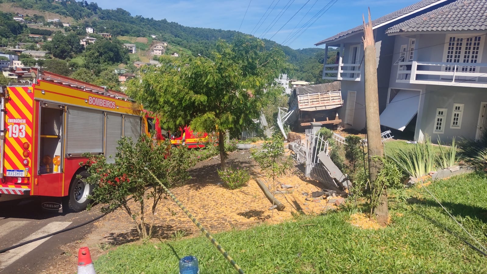 Caminhão colide com residência no centro de Quilombo