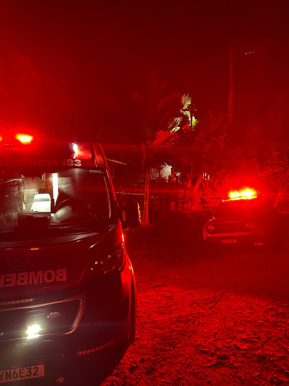 Homem é encontrado sem vida após ferimento com arma branca