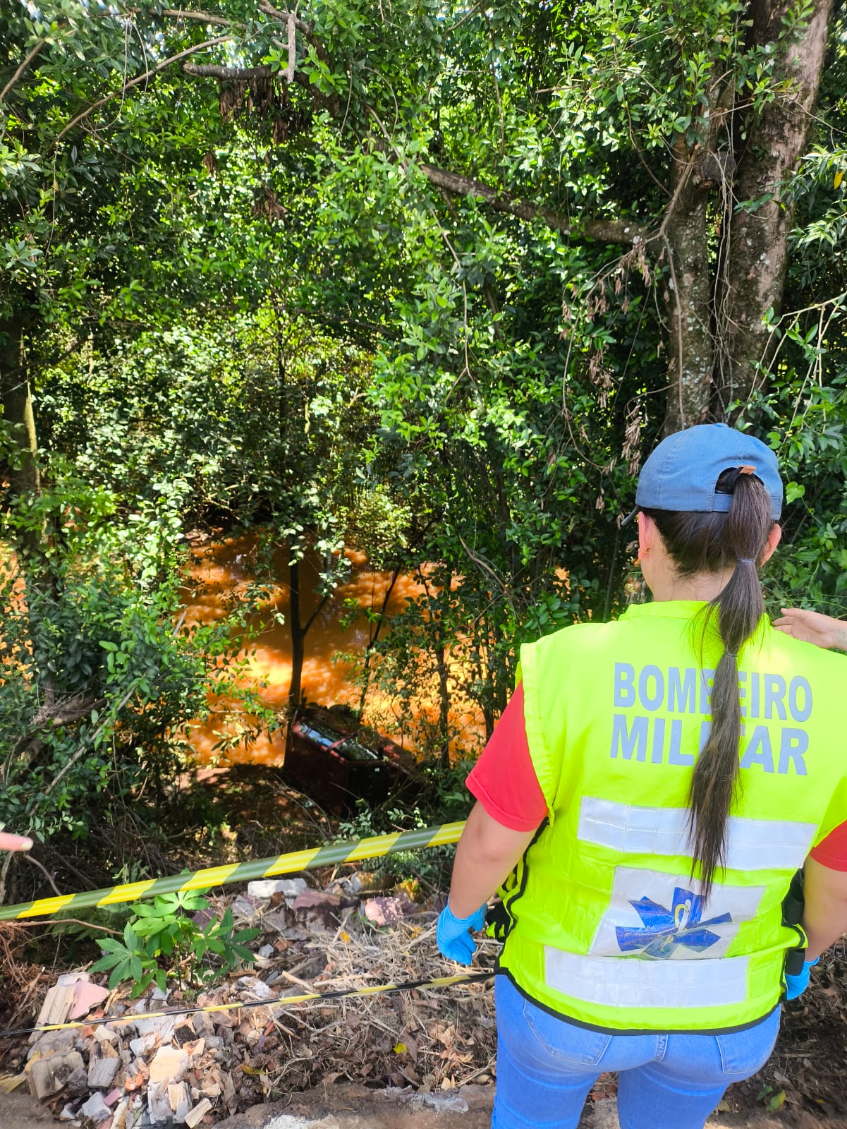 Veículo sai da pista e quase cai em rio em São Domingos