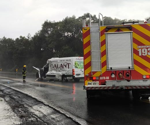 Colisão na BR-282 deixa motorista em estado grave