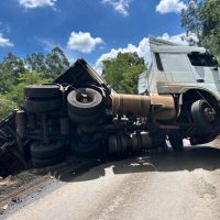 Carreta tomba na SC-157 após falha nos freios