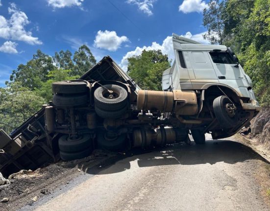 Carreta tomba na SC-157 após falha nos freios