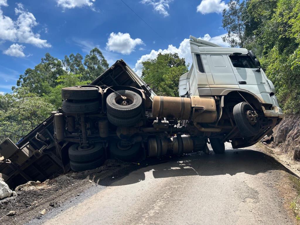 Carreta tomba na SC-157 após falha nos freios