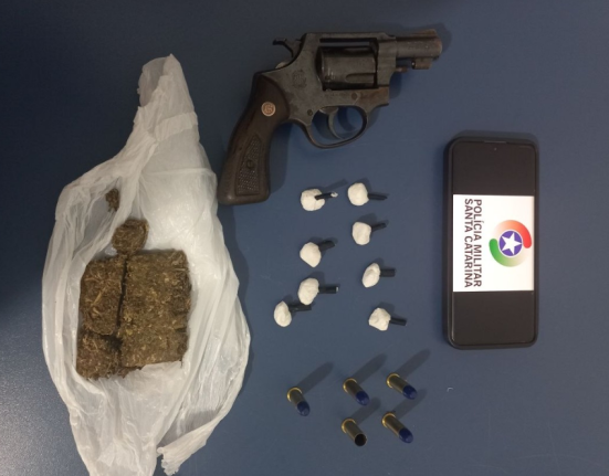 Arma do crime e drogas encontradas na residência da Jovem em Palmitos - Foto Polícia Militar