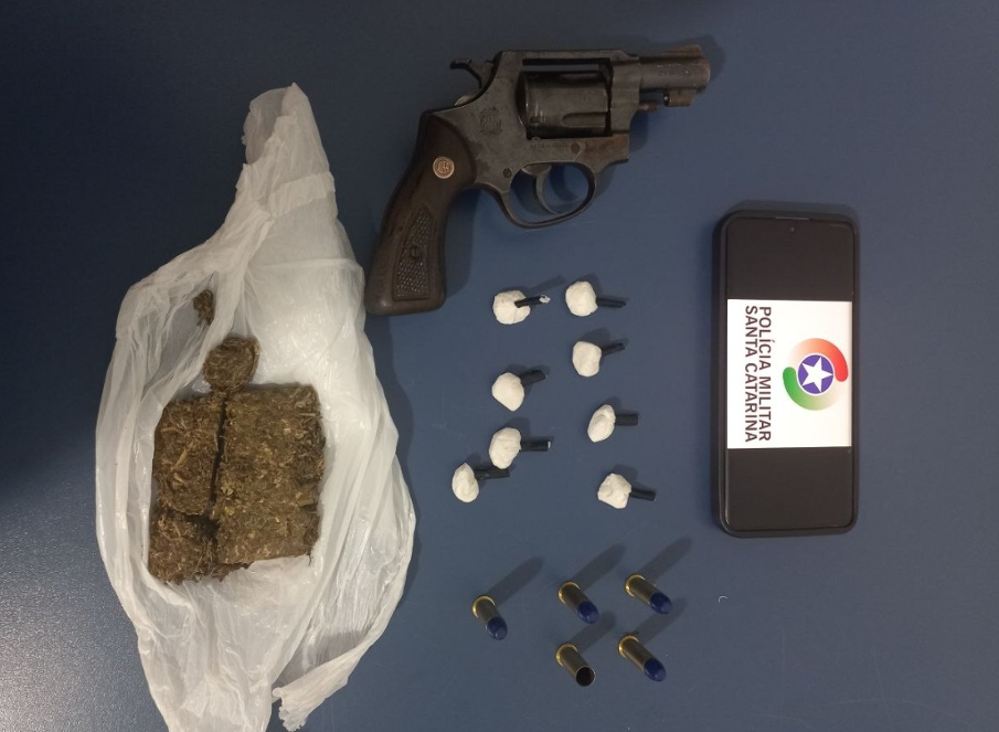 Arma do crime e drogas encontradas na residência da Jovem em Palmitos - Foto Polícia Militar