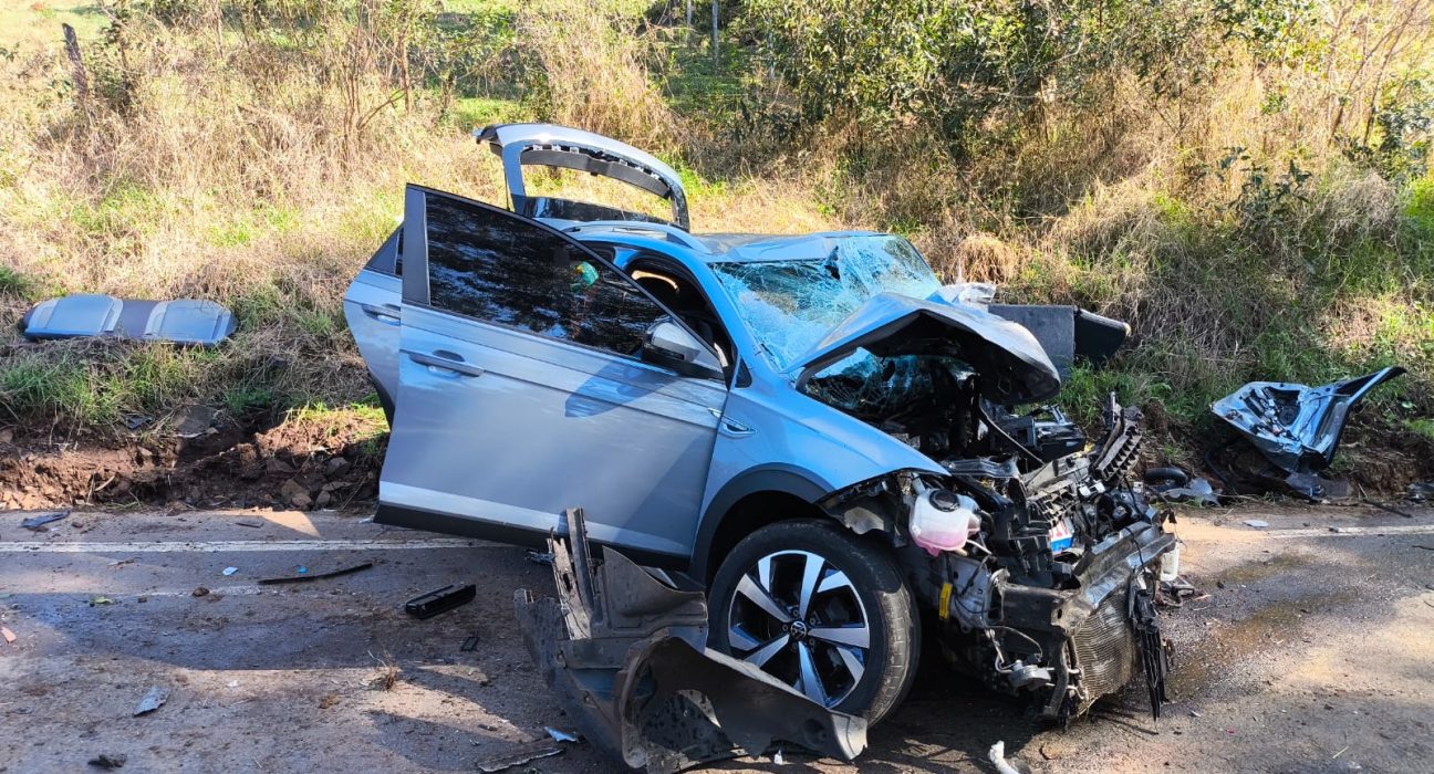 Carro ocupado pelas vítimas ficou destruído - Foto Corpo de Bombeiros