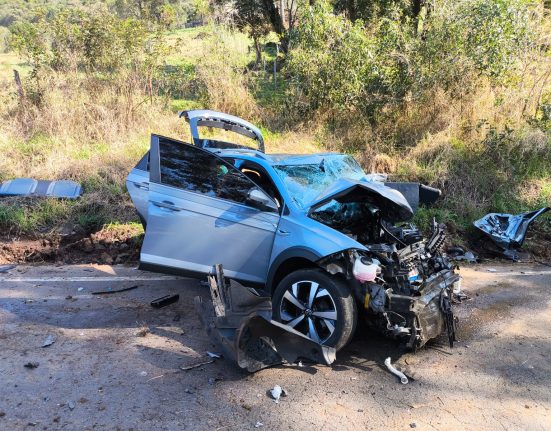 Carro ocupado pelas vítimas ficou destruído - Foto Corpo de Bombeiros