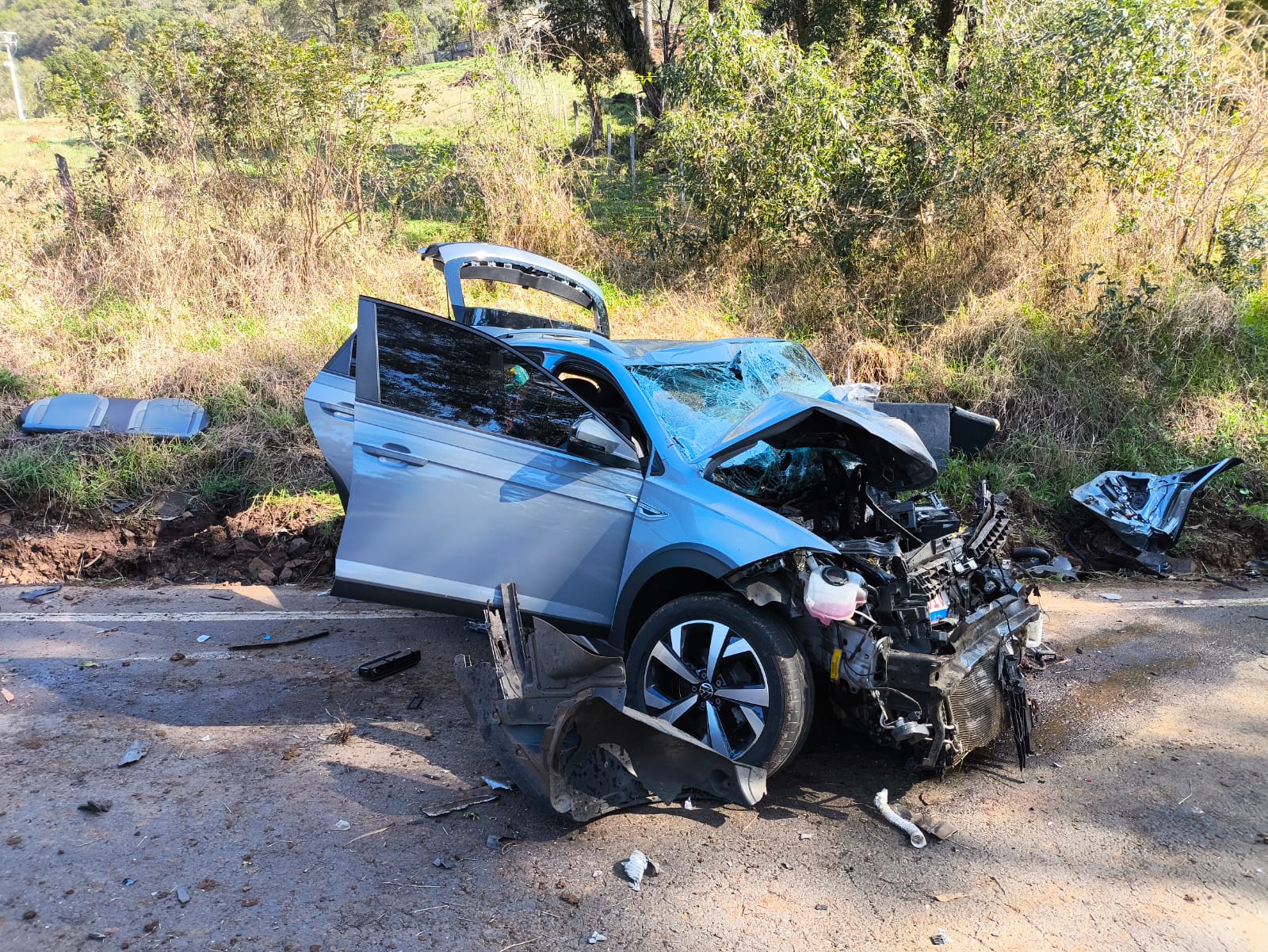 Carro ocupado pelas vítimas ficou destruído - Foto Corpo de Bombeiros