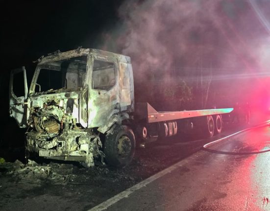 Chamas destruíram a cabine do veículo - Foto Corpo de Bombeiros