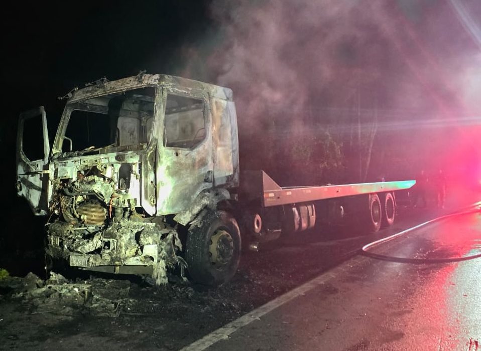 Chamas destruíram a cabine do veículo - Foto Corpo de Bombeiros