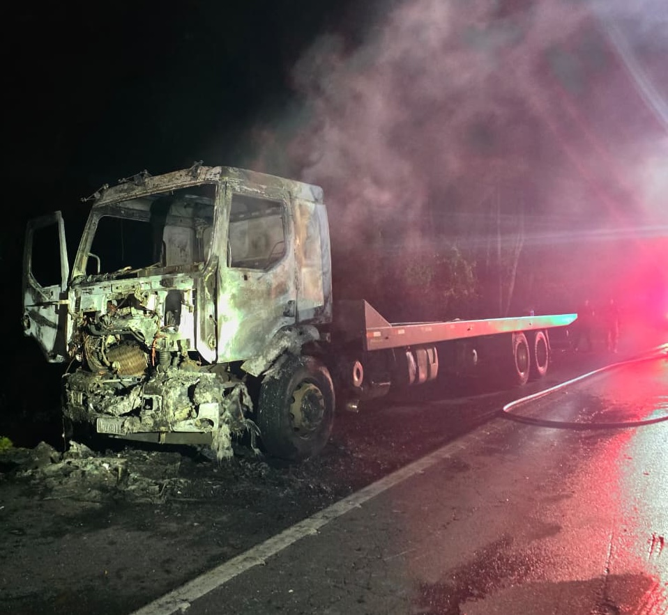 Chamas destruíram a cabine do veículo - Foto Corpo de Bombeiros